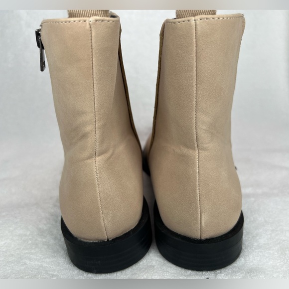 Amazon Essentials, light tan faux leather ankle boot - Picture 3 of 6